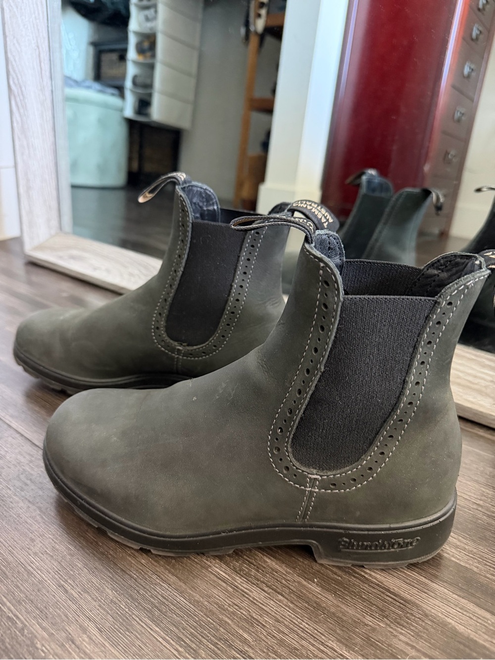 Blundstone Classic Chelsea Boots #587 in Rustic Black 8.5